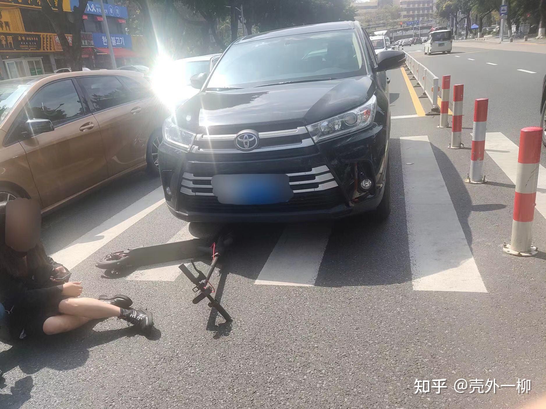 郑州街头宾利撞向路边车情况严重，官方回应来了！-大河新闻