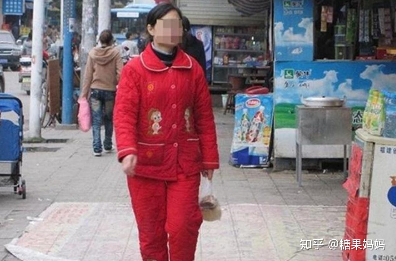 妈妈接娃好似"睡衣开会",怎么才算衣着得体?