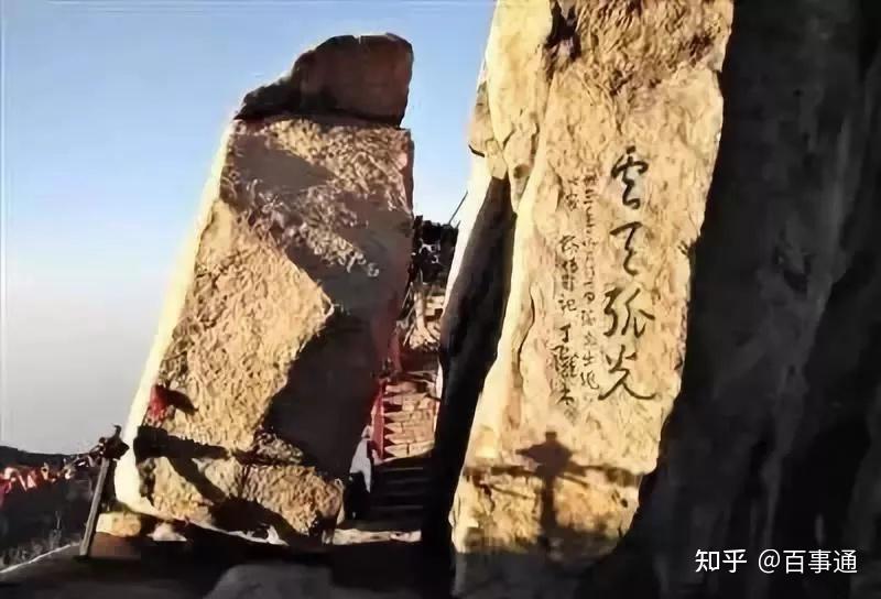 一家四口从华山跳崖死亡:人为财死,鸟为食亡!