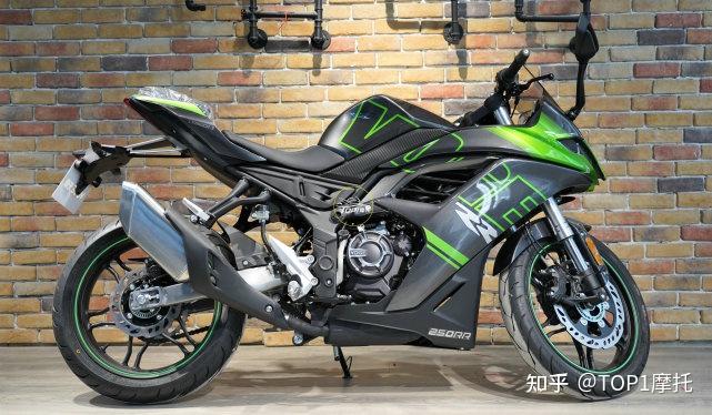 当中也不多见,这一台急速青采用绿配黑的搭配,是不是有一点川崎的味道