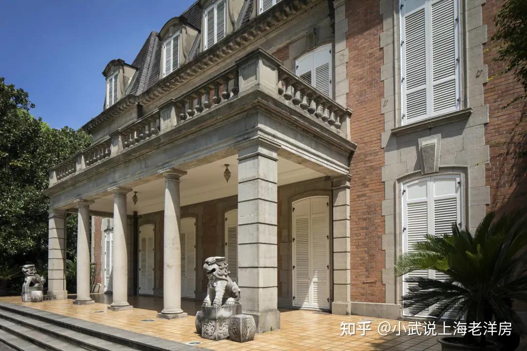 方形石柱子和塔斯干式支撑柱法式老虎窗和孟莎式复折式红瓦坡屋顶建筑