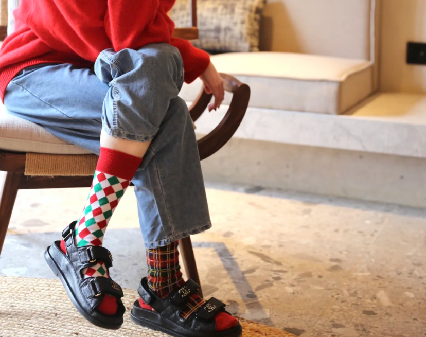 为什么大多数人都觉穿凉鞋配袜子很土很傻我却觉得这么穿很可爱