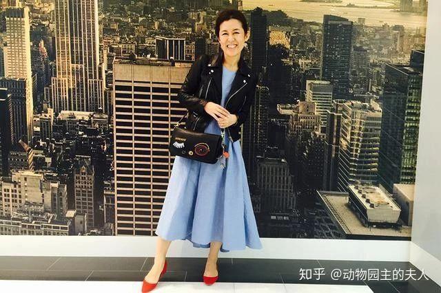 时尚杂志穿搭职场搭配 v2-457e0712928d7eb2d752a278fc4d16f4_r.jpg