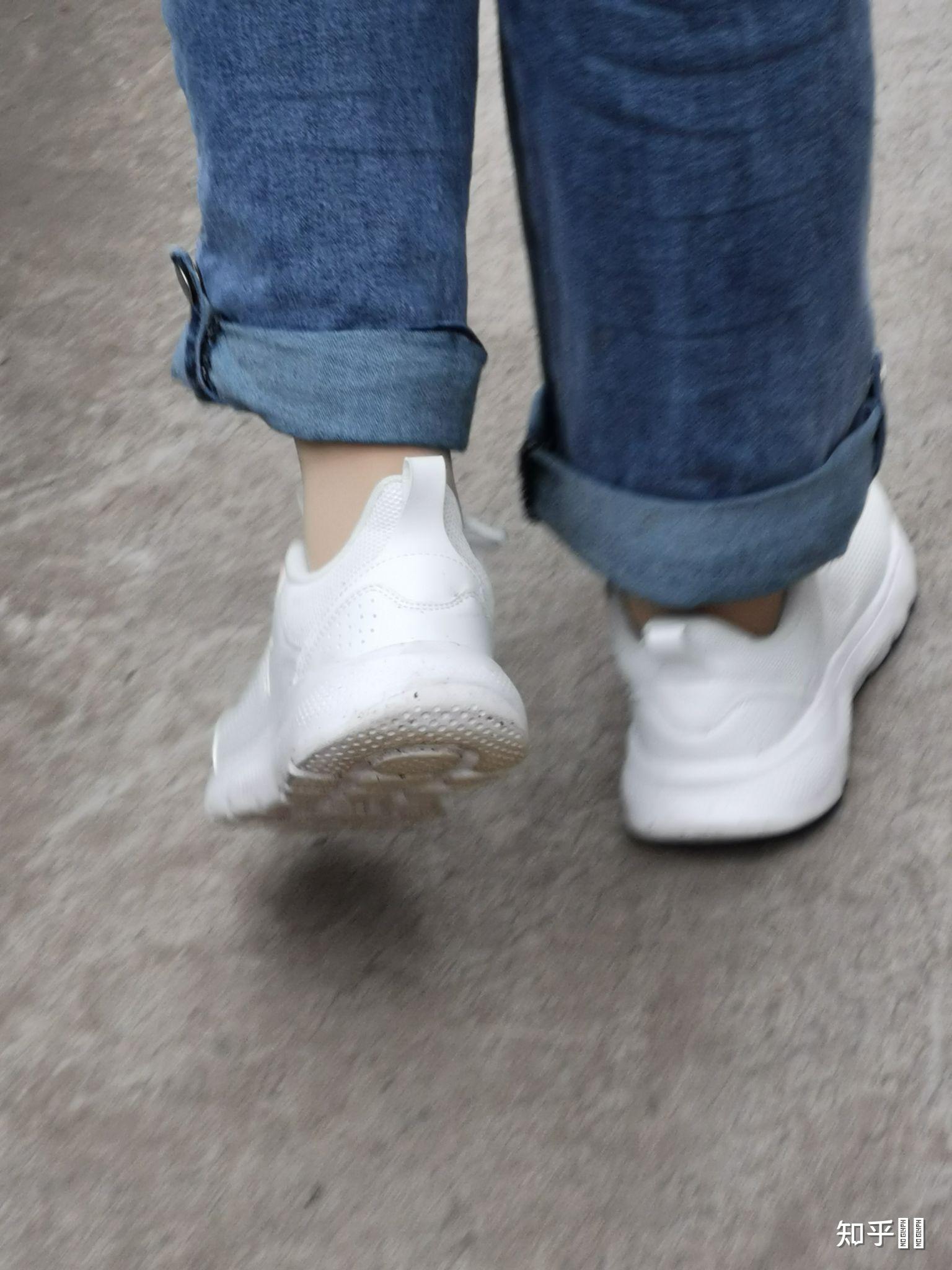 夏天穿短丝袜配运动鞋的多嘛跑步的话容易滑吗