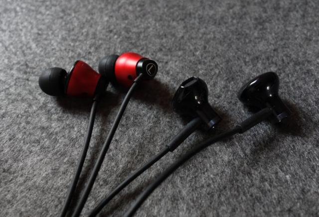 苹果专用耳机半入耳式 v2-458c33146dd248dd3648a5bf7a5a6c8c_r.jpg