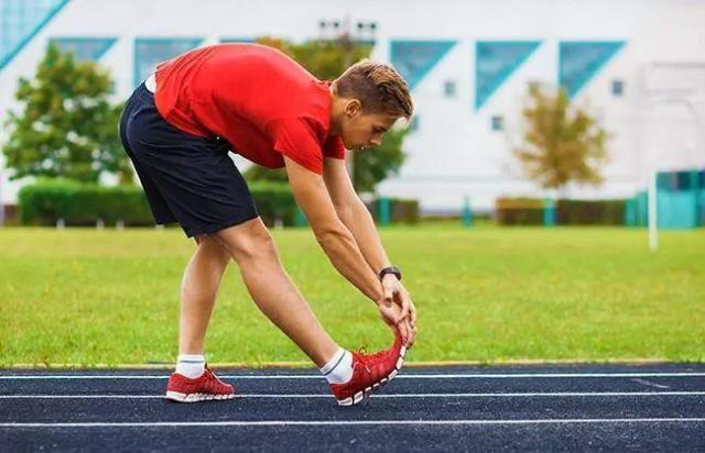 如何拉伸大腿后侧肌肉 v2-458ee7527c508ca413091d69a0fe1d7d_1440w.jpg?source=172ae18b