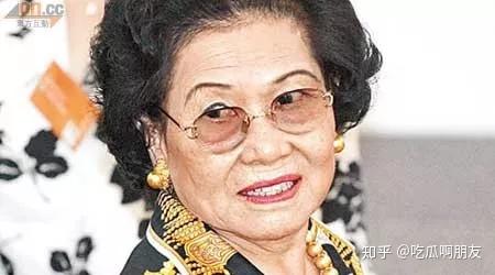 香港女富豪排行榜第一竟是这位92岁的包租婆
