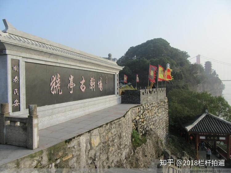 简介下图,照壁的右侧是《傅彤救主》雕塑下图,照片左端,《猇亭古战场