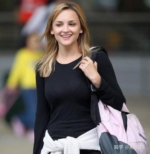 在盖茨娶梅琳达后不久,微软又来了一位年轻美貌的商学院丽人,她相貌
