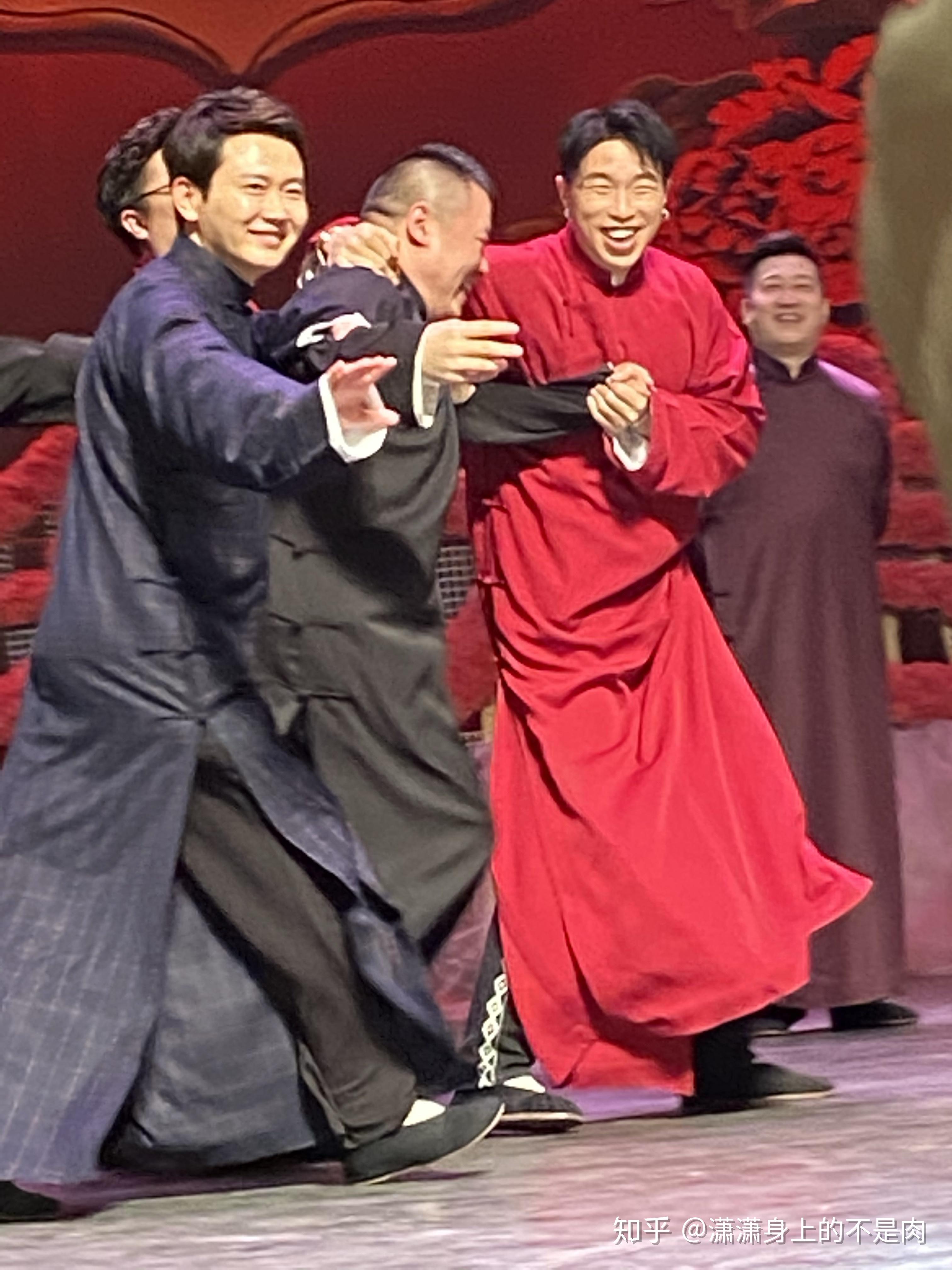 德云社相声演员真人和照片电视上一样吗?