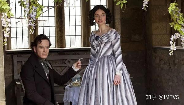 英格拉姆出场的一句玩笑话"家庭教师不是蠢笨,就是可怕极了",将她与