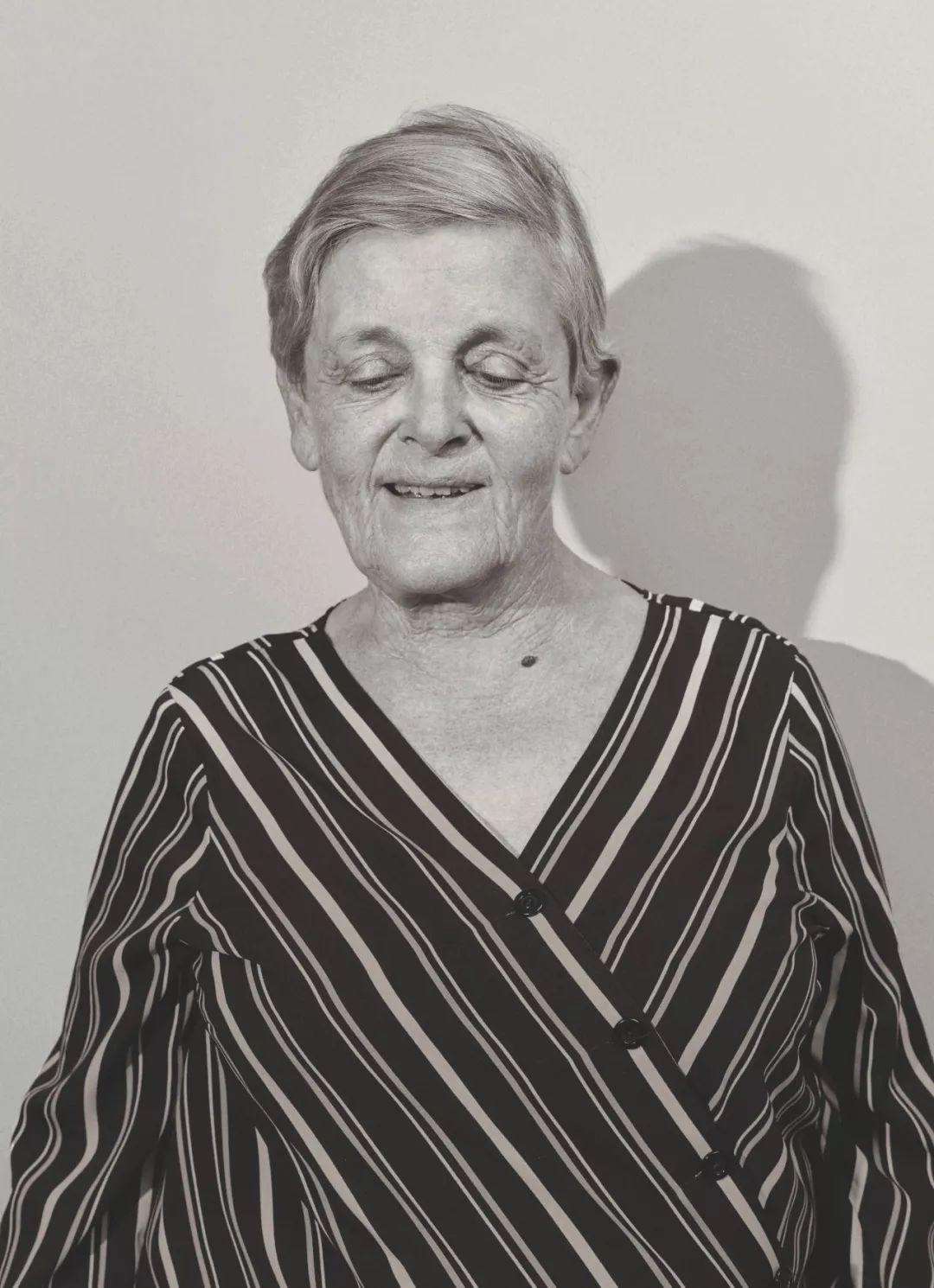 自学成才的法国艺术家simonepheulpin千万枚别针造就雕塑般织物