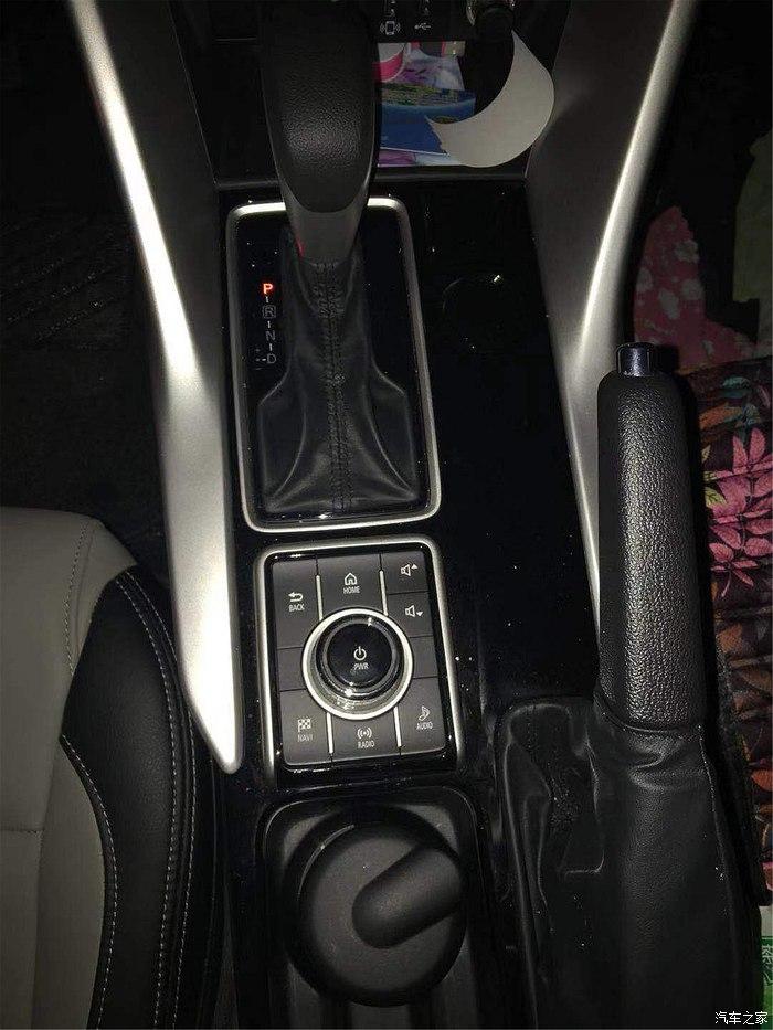 皮质,碳纹饰板,镀铬拼接组合的主驾门内侧,都是豪华感.