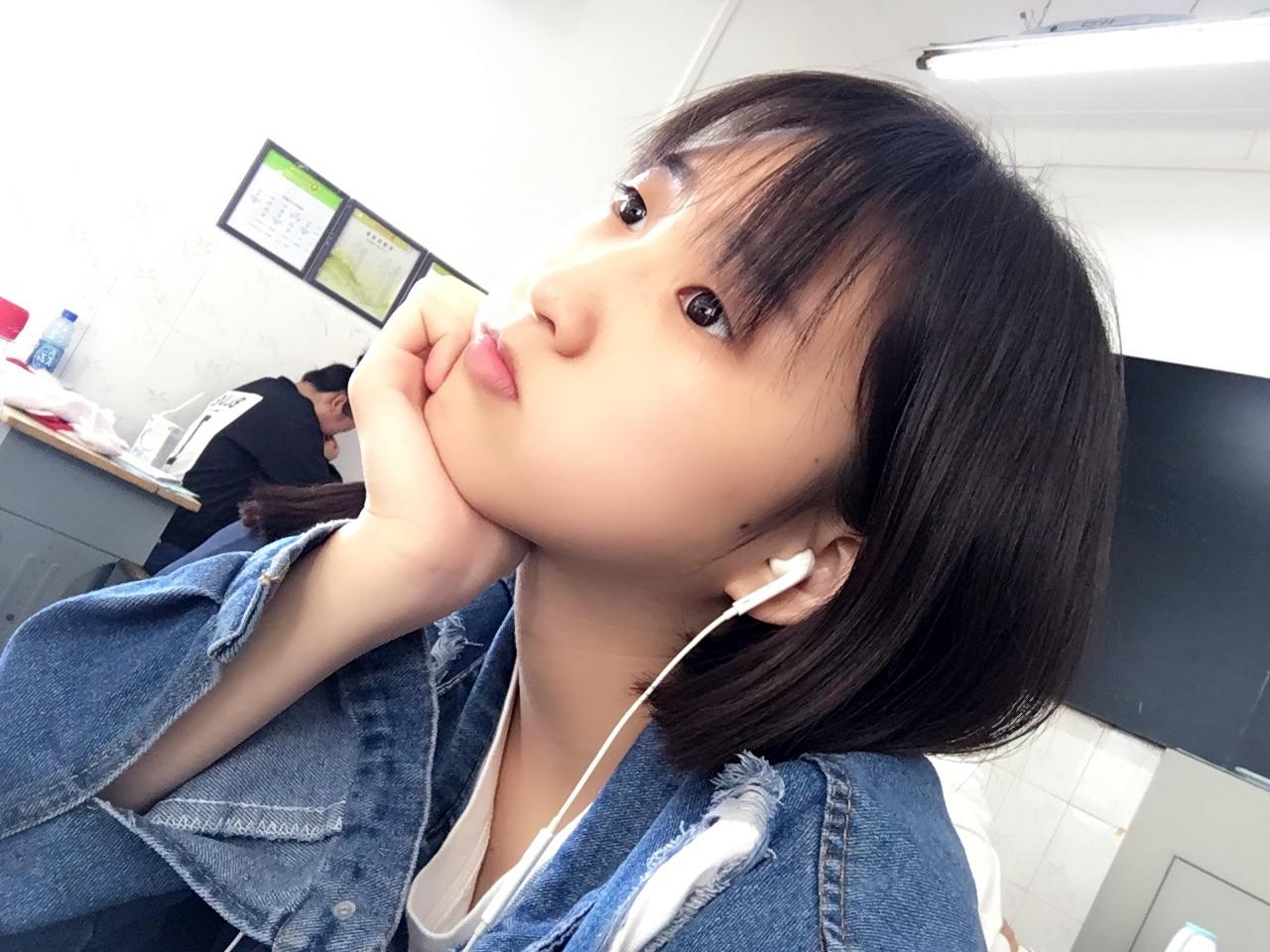 单眼皮小眼睛戴眼镜的女生剪短发是种什么体验?