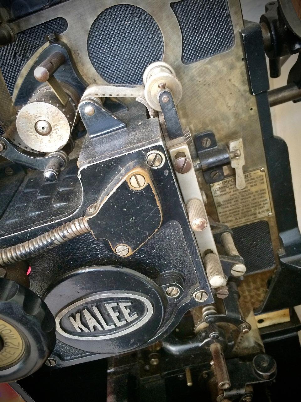 电视背后挂什么字画好