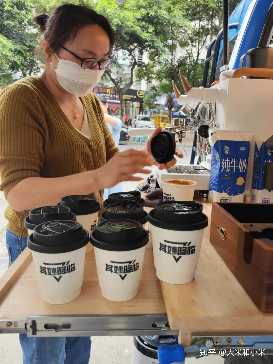 16岁自闭症少年摆摊卖咖啡日入800,爸爸:希望更多人排斥他!