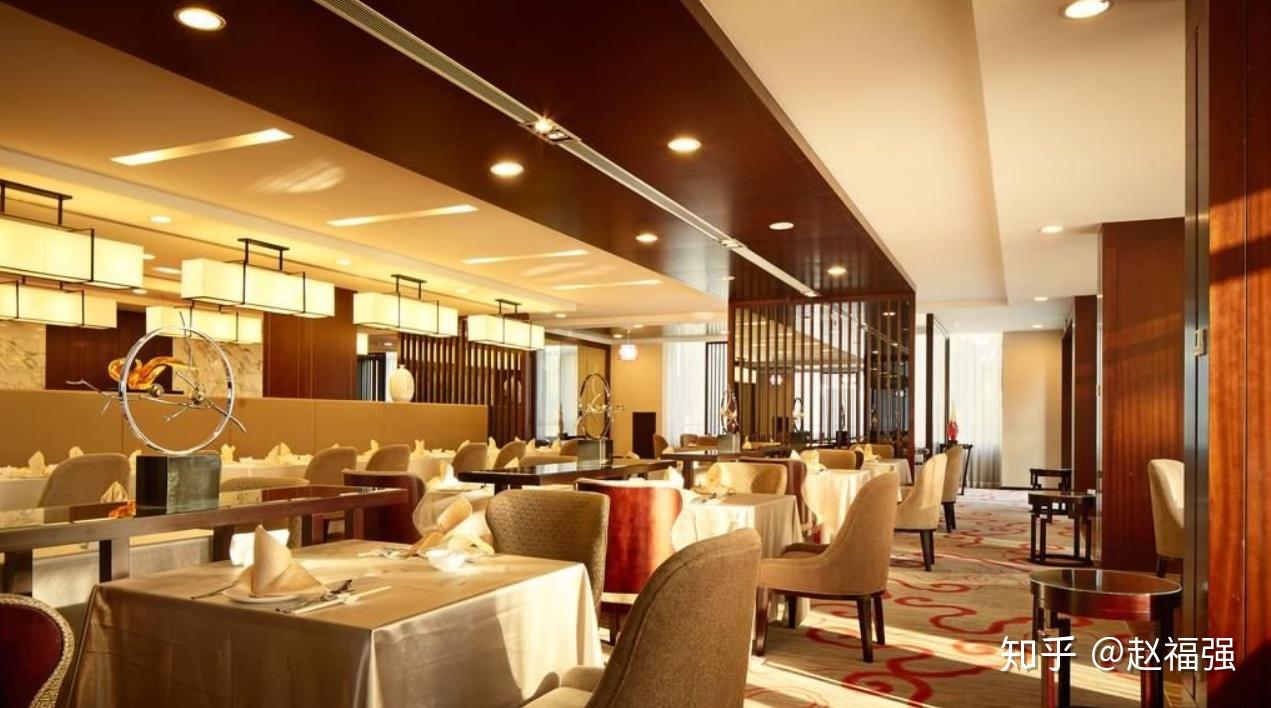 餐厅提供正宗中国菜,荟萃中华传统美食,其中"宫保脆皮虾", "北京烤鸭"