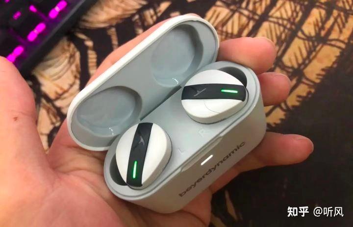 蓝牙耳机佩戴教程图解 v2-464ca18872fd1ce1d13e5e9e5f1c7510_r.jpg