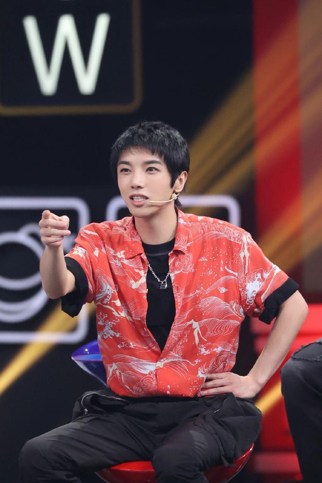 王牌对王牌华晨宇壁纸来了穿上红色着装喜气洋洋超帅气的