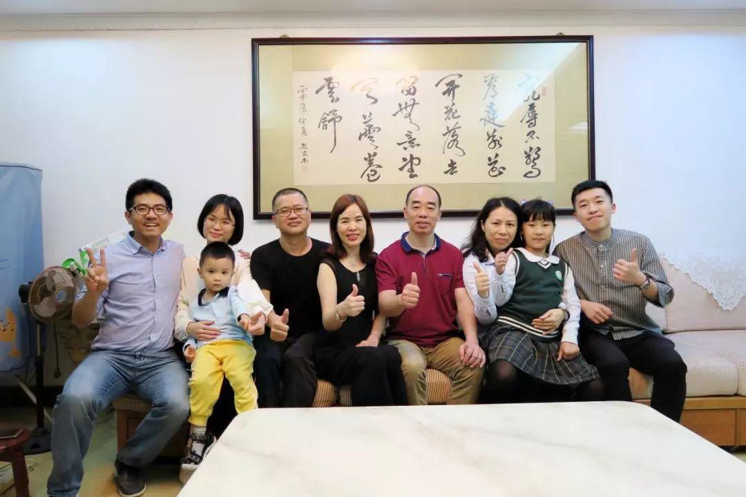 他们的父亲黄祥福老人是曾守卫海岛30年的退休军人,母亲梁美彩老人也