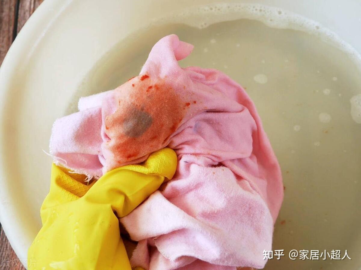 彩色衣物浸泡在洗衣粉水中溶解。高清摄影大图-千库网