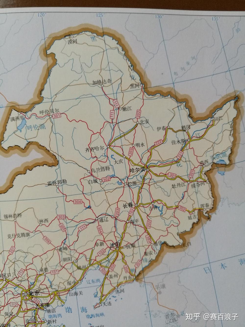 为什么东三省的省会从地图上看几乎是连成一条直线? 