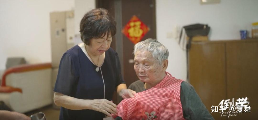 邓伦被封杀12小时后,这个女儿亲手网暴了自己的妈妈