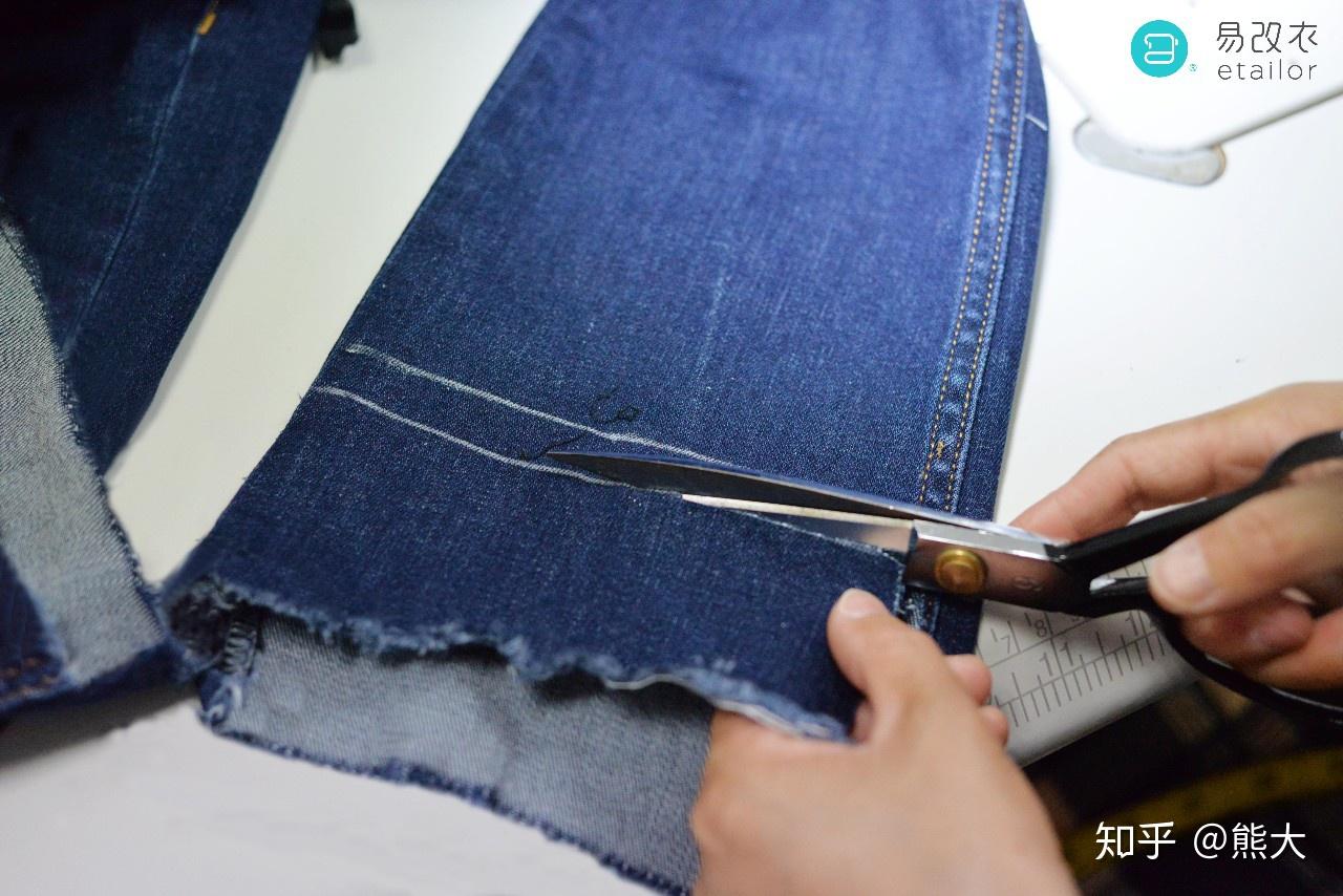 如何能在家用简单工具把废旧牛仔裤(九分)裤脚改成毛边类型(那种一须
