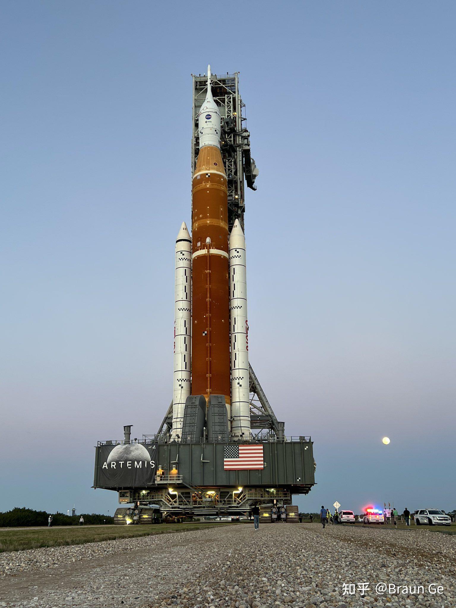 nasa 巨型登月火箭 sls 正式出厂,将「 龟速 」运往发射台,这具有什么
