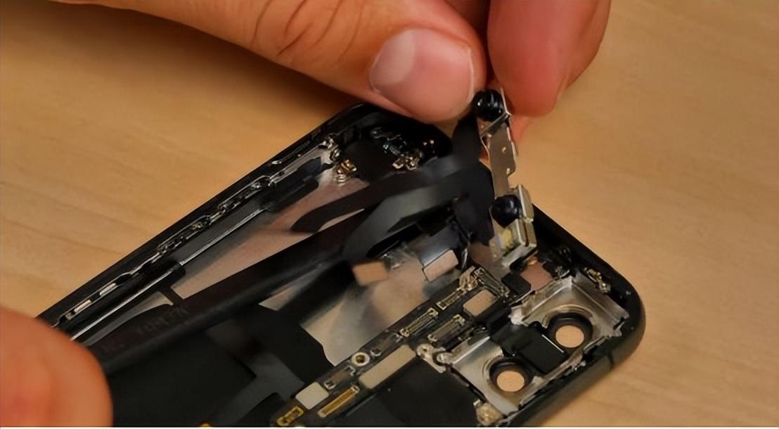 拆解边框部分,精密螺丝太多了.