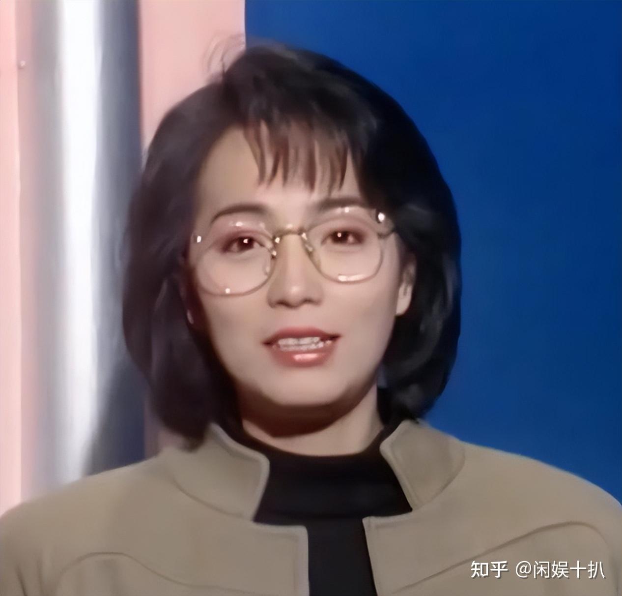 "石榴姐"苑琼丹:扮丑爆红,嫁豪门19年无子,如今息