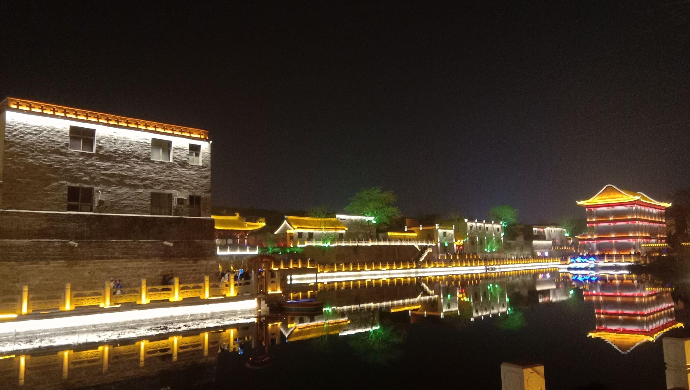 我是河南漯河的,朋友们都想高考完离开漯河,但是我并不想,她们都说我