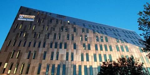 共有两所顶尖商学院 分别是纽卡斯尔商学院和纽卡斯尔大学商学院 并且