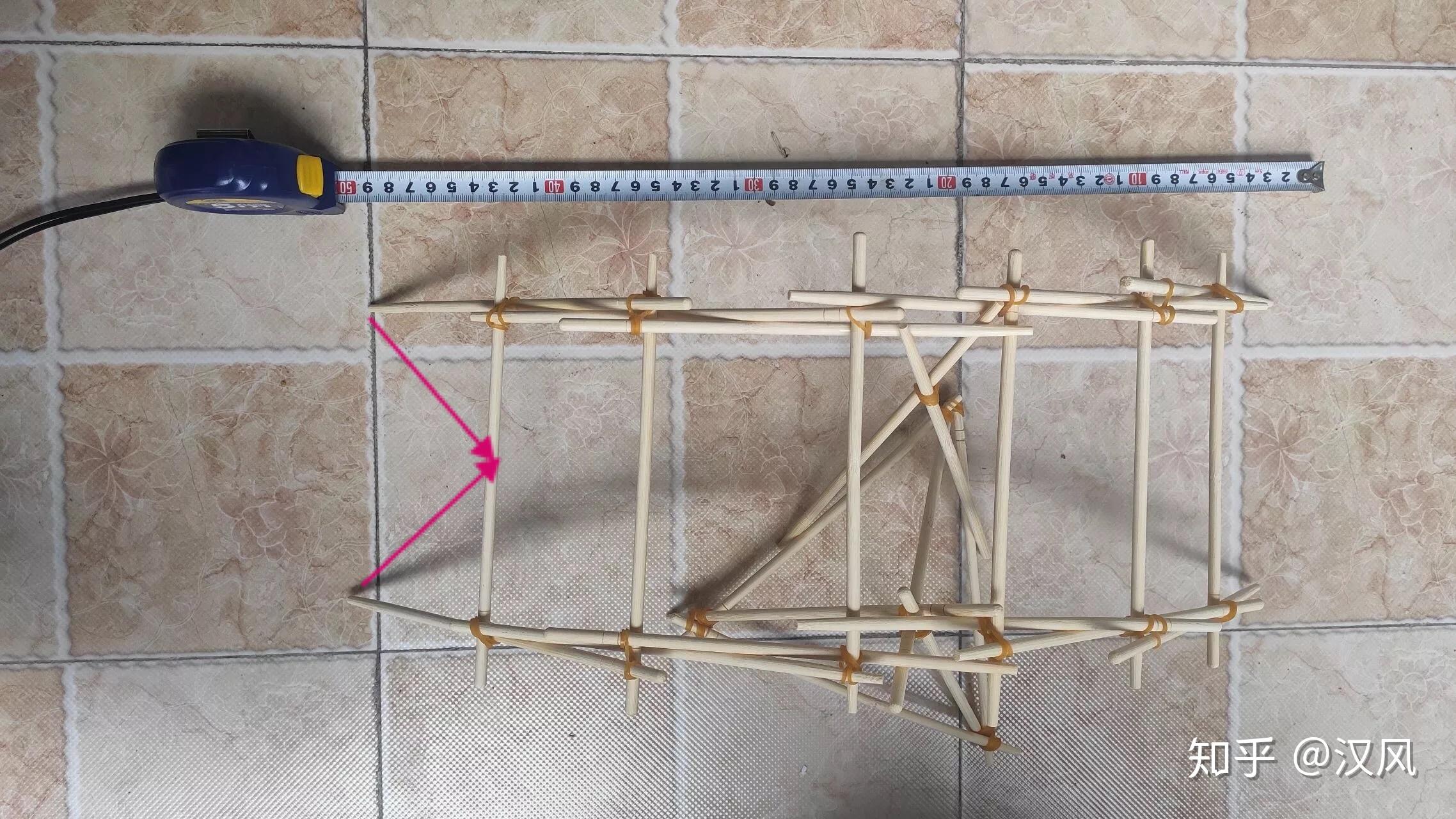 怎么用一次性筷子搭跨度为50cm的桥承重4块砖? 