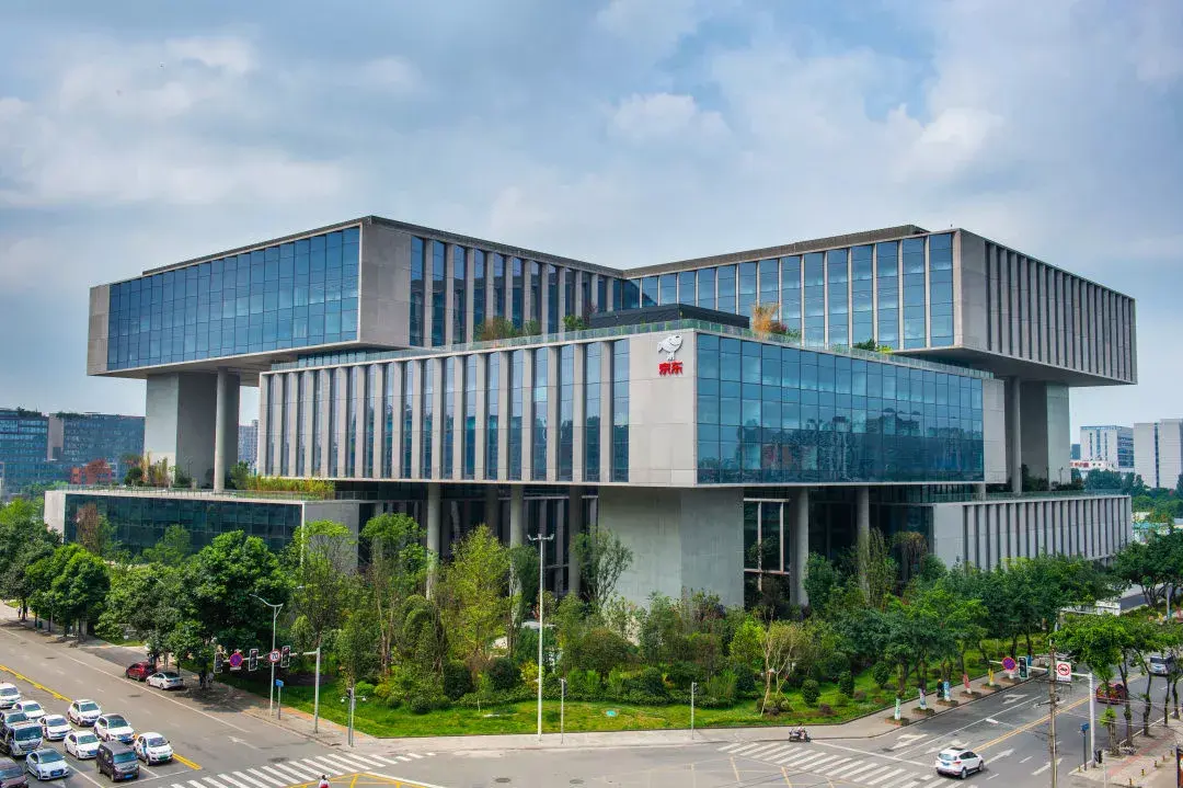 京东西南总部大厦项目奋力谱写高质量发展新篇章助力城市发展中建一局