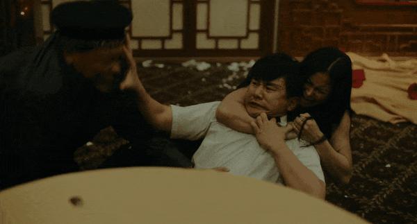 华裔新剧《内景唐人街》,讽刺拉满,狂捅白人社会肺管!