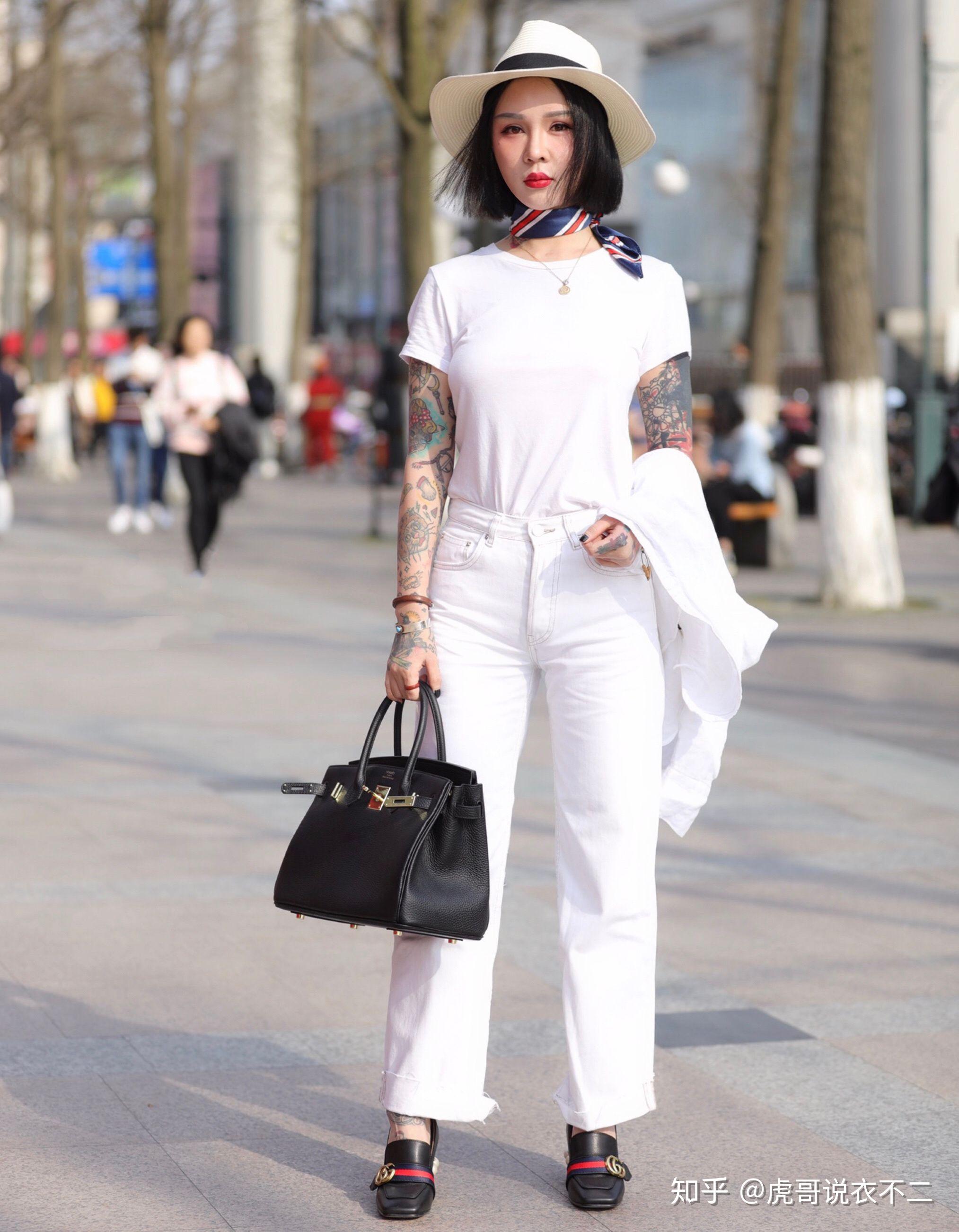 夏天轻松凹造型基础款白t恤就够了看街拍达人们是如何诠释的