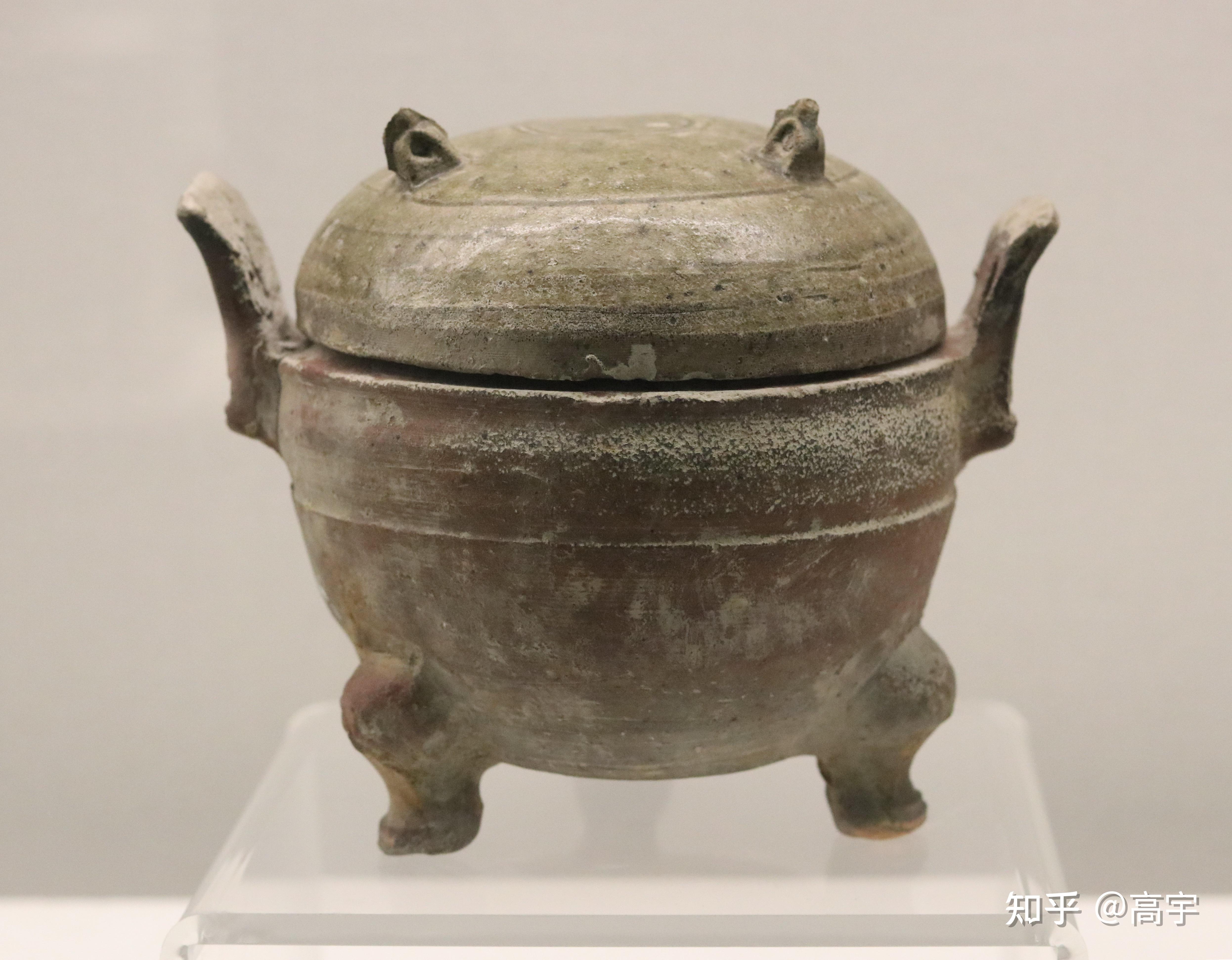宁波博物馆藏西汉原始青瓷鼎原始青瓷之原始,在于两个地方:1,它的胎