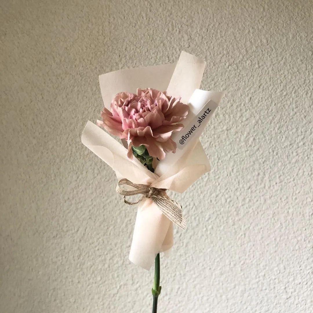 可能已经很少有人会只送一枝花给亲友爱人了,但单枝小花束并未从此