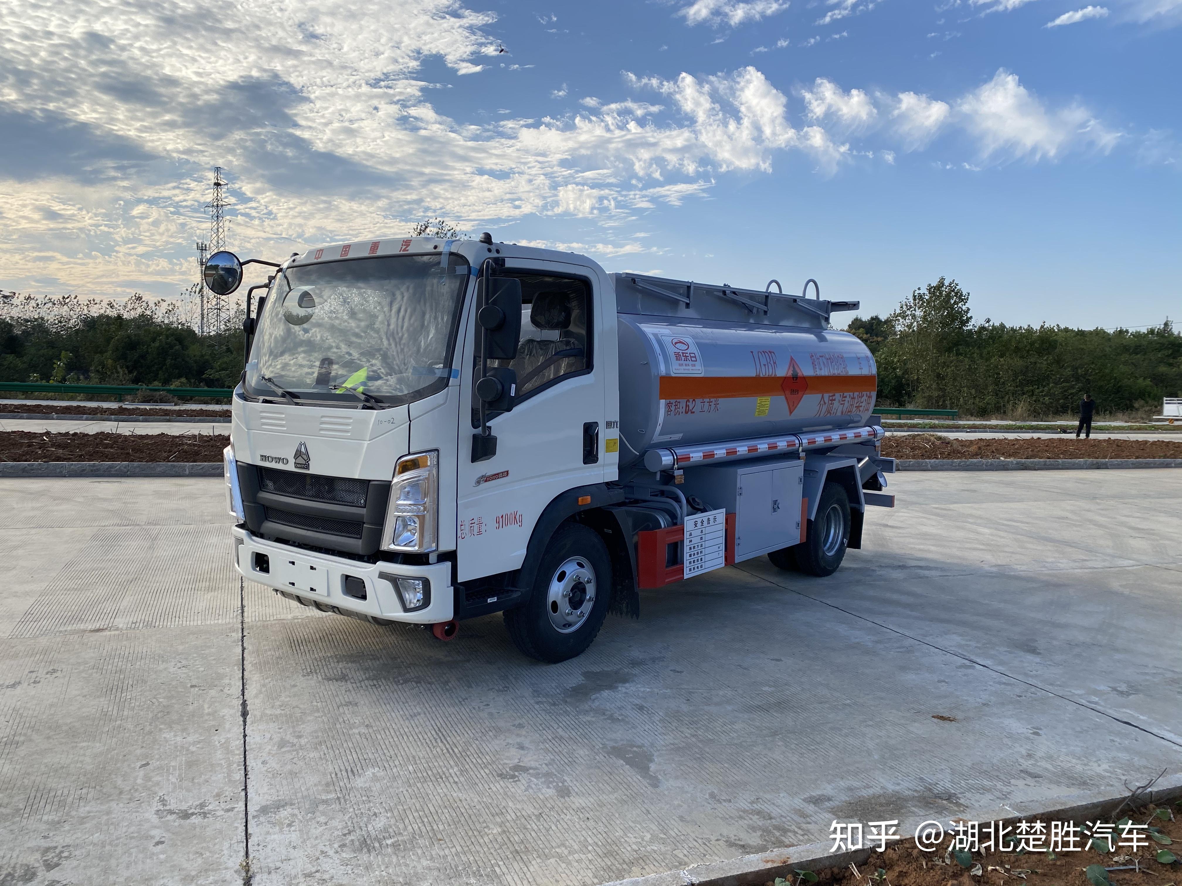 5吨油罐车图片重汽豪沃5吨油罐车图片豪沃5吨加油车图片