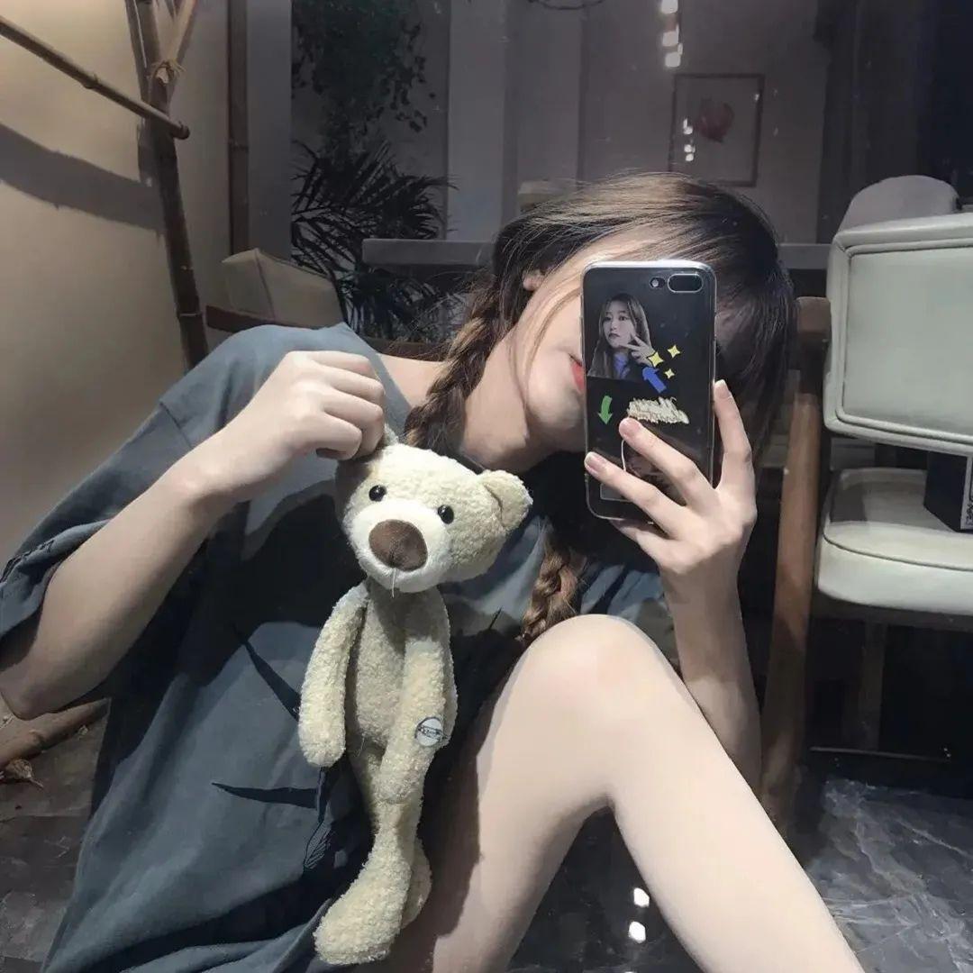 简单遮住脸的女生头像