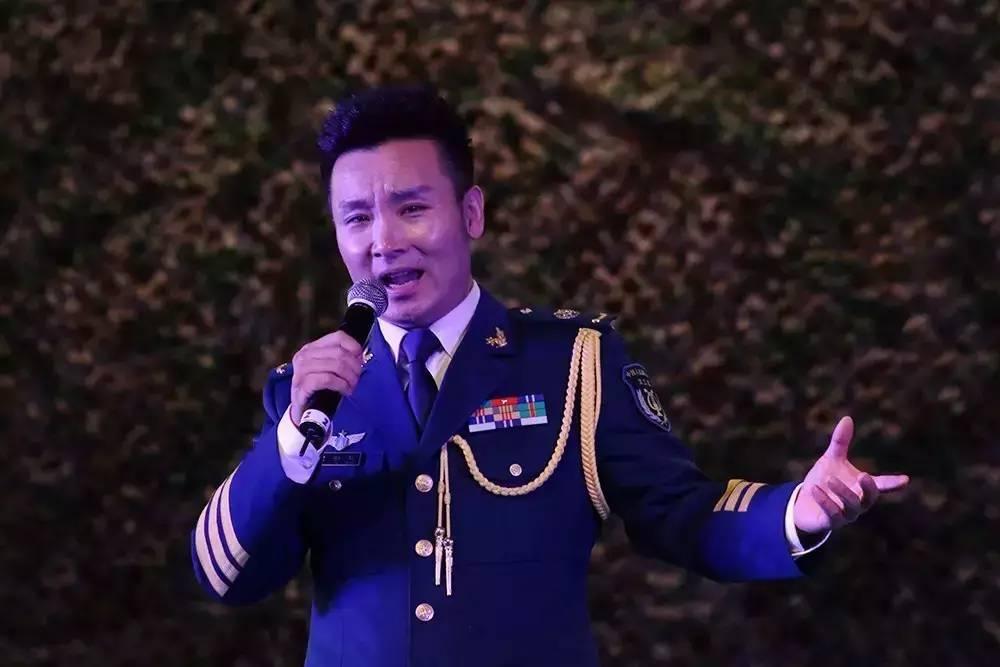 刘和刚演唱《父亲》,《拉住妈妈的手》,《人民空军忠于党》▲观众热情