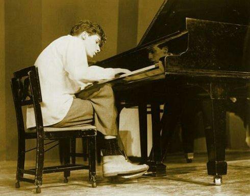 古尔德在弹琴时在碎碎念什么