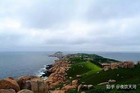 黎明时分,金门岛东南部的天然深水良港——料罗湾,静静停泊的六十艘