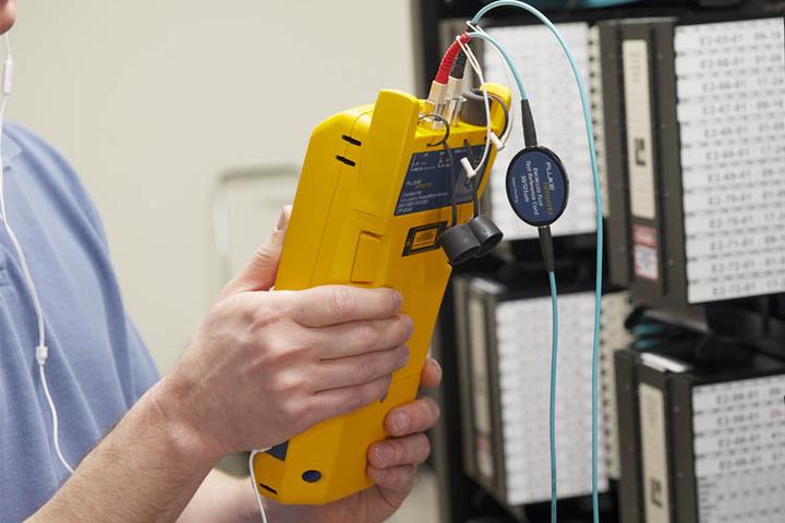 光纤认证测试如何使用"两跳线法"进行基准设置?