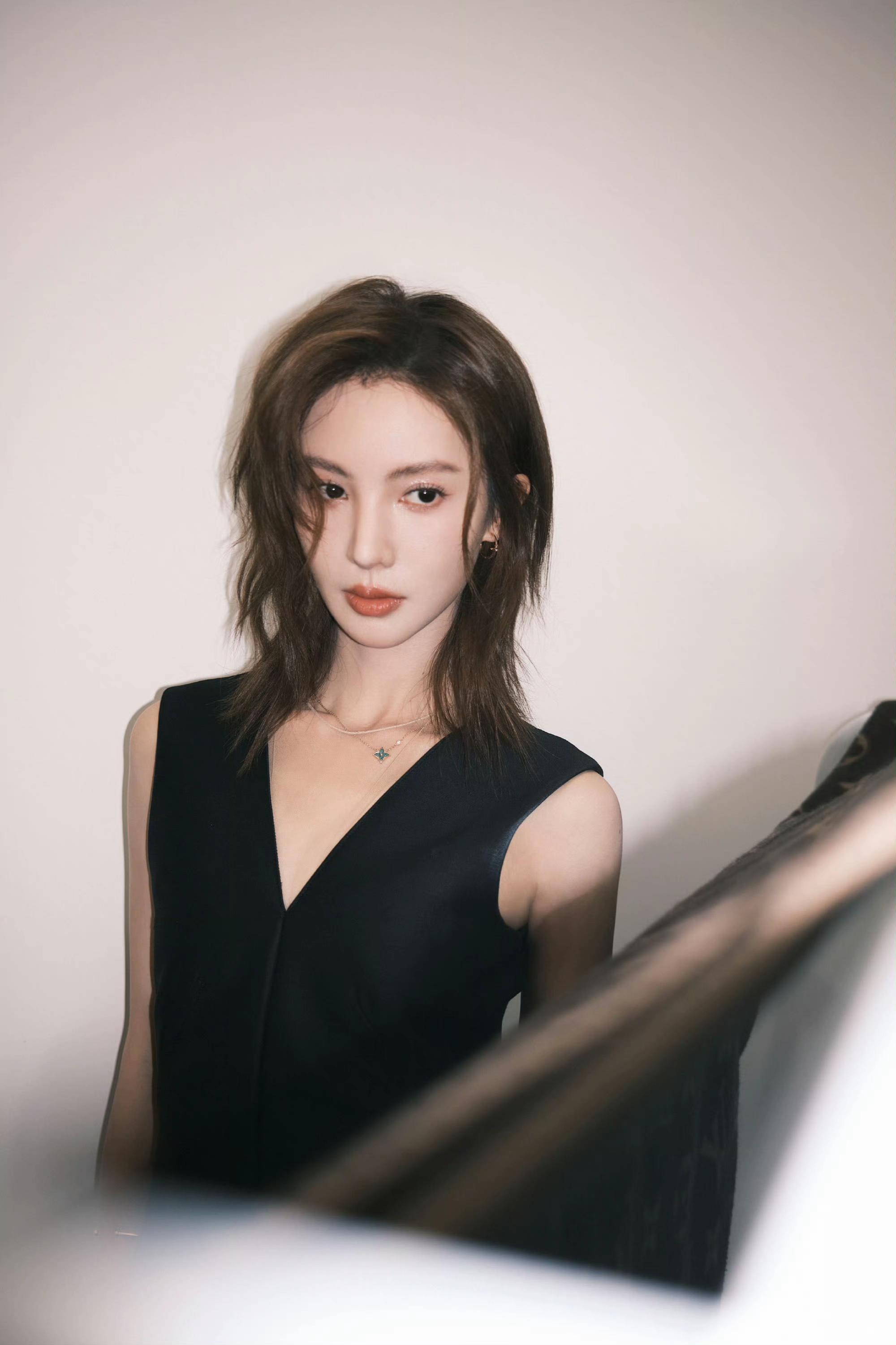 金晨最新美照分享俏皮短发搭配小黑裙金晨大美人还是那么美啊