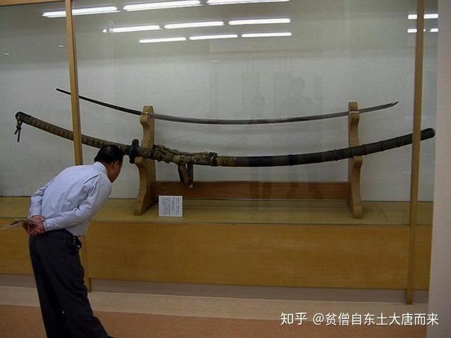 为什么巨剑总是被魔改成门板剑而大太刀却始终保持着修长优雅的形象