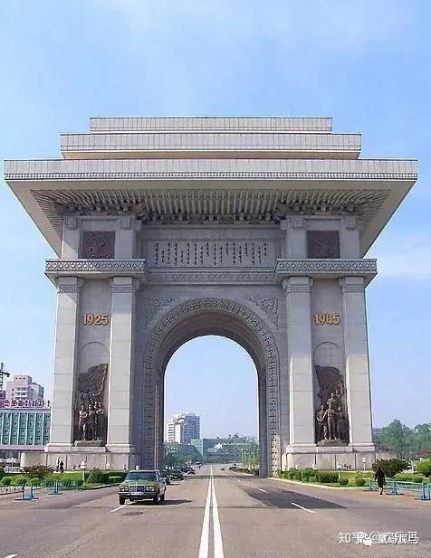 下图为朝鲜凯旋门,高60米,宽52.5米,整座建筑用1.