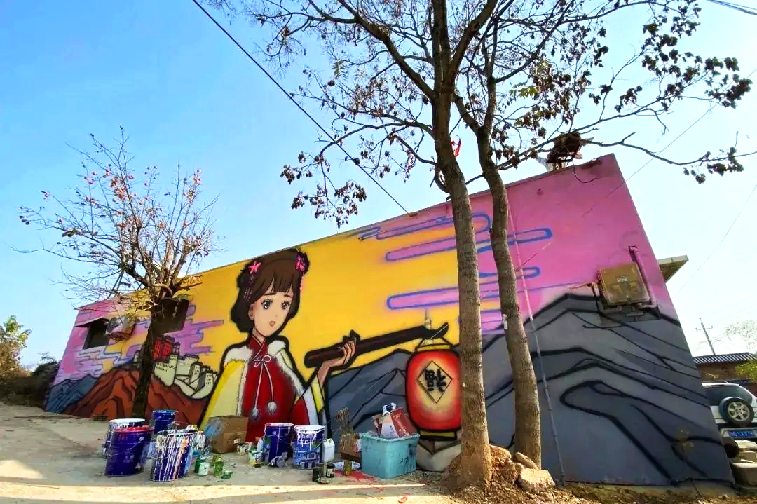 凋敝的村庄爆红网络在河南新乡市小屯村外墙上画了几十幅涂鸦他用一年