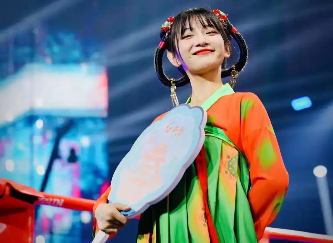 手拿团扇化身国风"武林宝贝",太可了!"墙裂建议唐小妹永久入驻"!